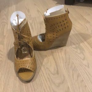 Really stylish wedge sandals with cutout pattern.